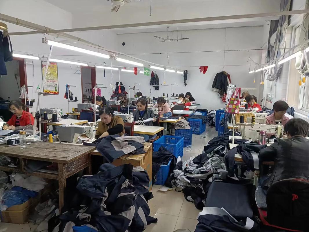 縫紉機(jī)聲里的奮斗詩(shī)篇 服裝生產(chǎn)車間忙碌的一天